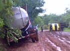 Barro deixa carros atolados e tomba até caminhões na GO-174 (Rhay Sávio Morais Carvalho/VC no G1)