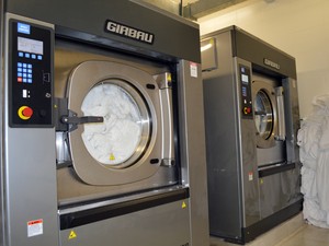 Na lavanderia do Hotel Deville Prime, as máquinas fazem reuso da água (Foto: Anderson Viegas/Do G1 MS)