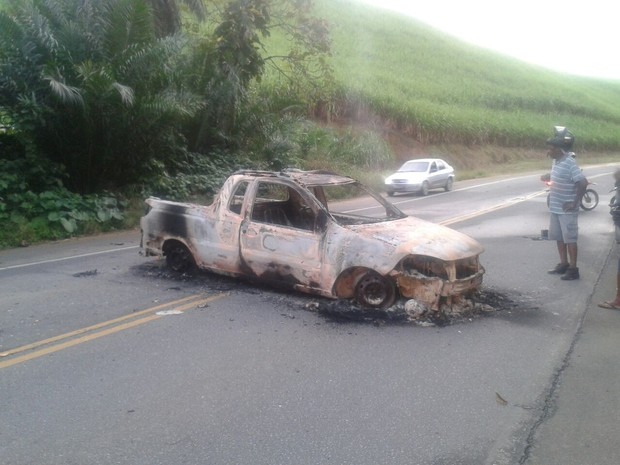 Carro queimado foi atravessado em uma das vias de acesso a Sirinhaém (Foto: Danilo Cesar/ TV Globo)