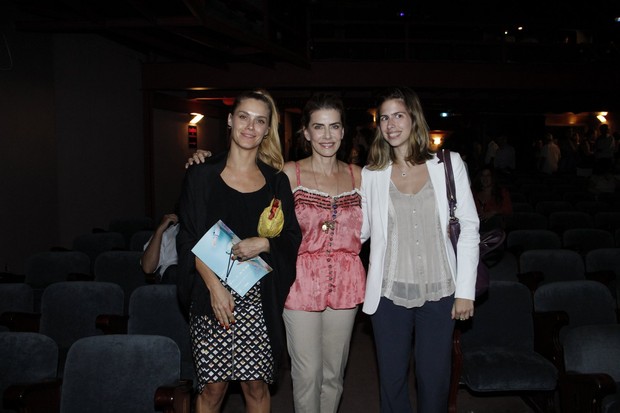  Maitê Proença com a filha Maria e com Carolina Dieckmann após estreia de peça no Rio (Foto: Thyago Andrade/ Foto Rio News)