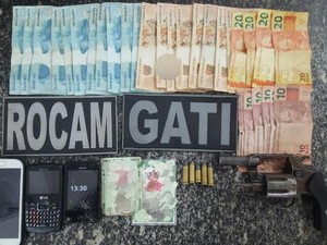 Polícia encontrou R$ 1.800 com os assaltantes (Foto: Divulgação / Polícia Militar)