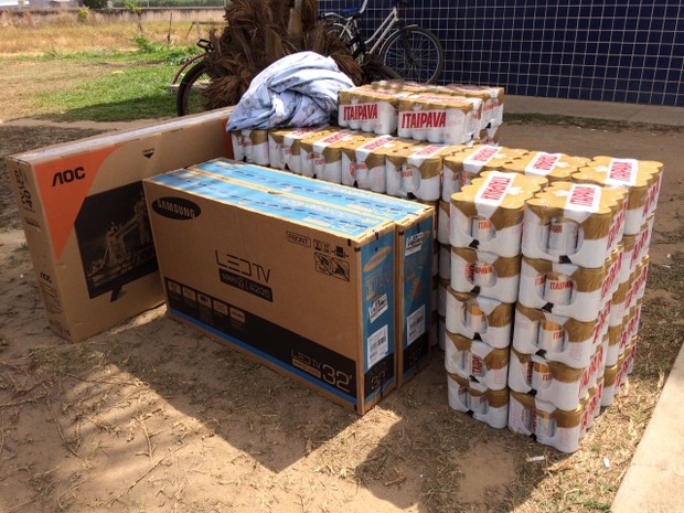 Suspeito levou 81 caixinhas de cerveja, três televisões e lençóis do supermercado na zona Oeste de Boa Vista (Foto: Emily Costa/ G1 RR)