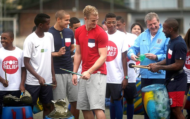 Roy Hodgson Inglaterra visita projeto social (Foto: Reuters)