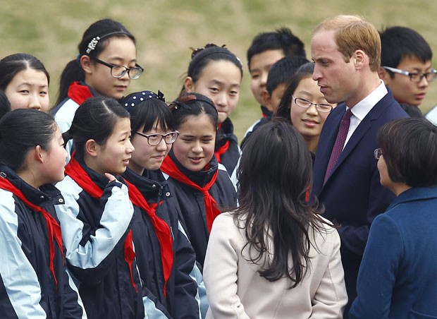 O príncipe William conversa com crianças chinesas em visita a escola em Xangai nesta terça-feira (3) (Foto: Carlos Barria/Reuters) O príncipe William conversa com crianças chinesas em visita a escola em Xangai nesta terça-feira (3) (Foto: Carlos Barria/Reuters)