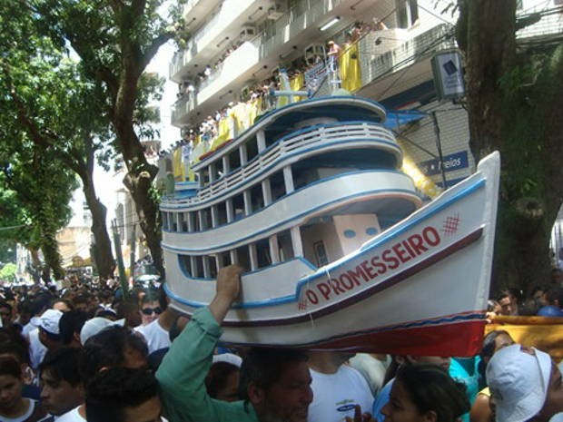 Remeiro levou barco gigante para o Círio fazendo referência ao tamanho da graça alcançada. (Foto: Divulgação/UFPA)