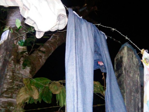 Varal onde a adolescente estendia roupa quando foi eletrocutada na Bahia (Foto: Giro de Notícias)
