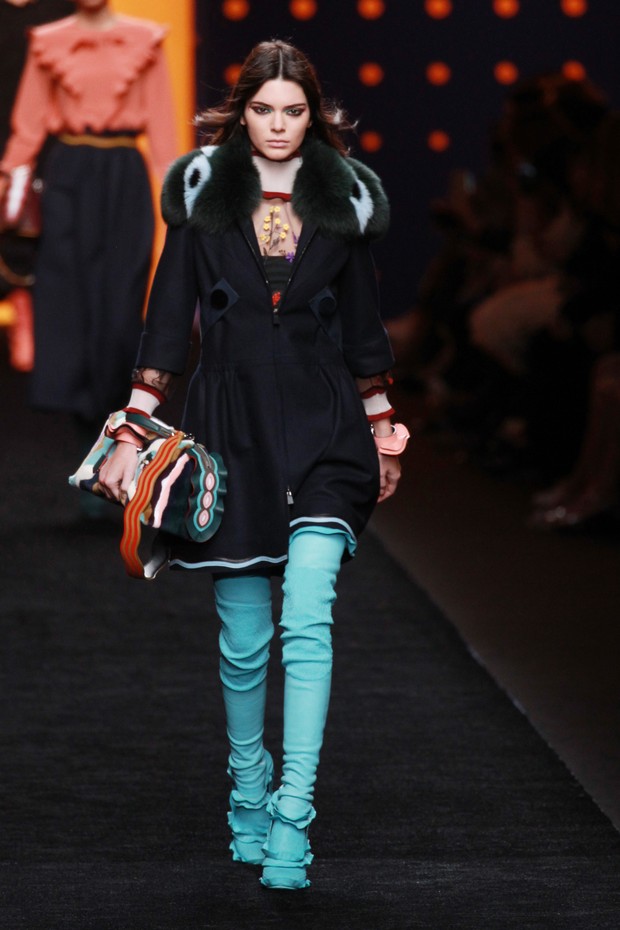 Kendall Jenner no desfile da Fendi, em Milão, na Itália (Foto: Getty Images)