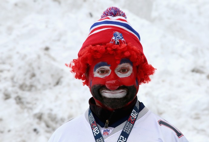 Torcedor se enfeita para a festa do New England Patriots em Boston (Foto: Getty Images)