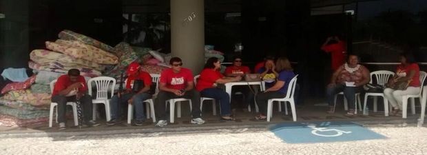 Profisisonais mantêm ocupação no Palácio dos Despachos (Foto: Sintese/Divulgação)