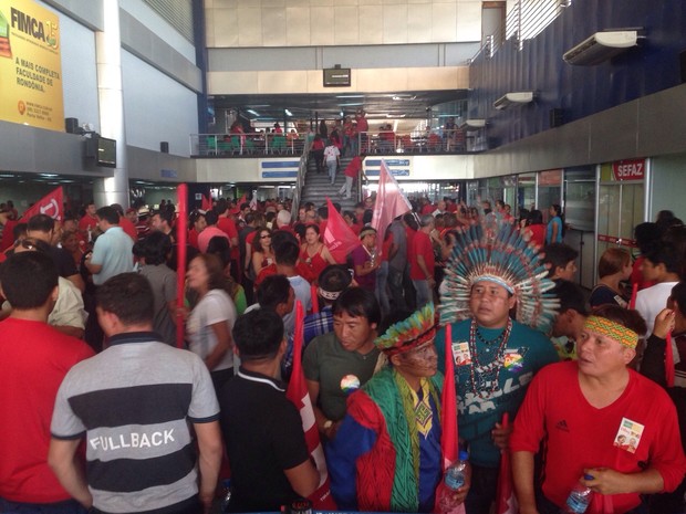 Militantes aguardam Lula  no aeroporto de Rio Branco (Foto: Caio Fulgêncio/G1)