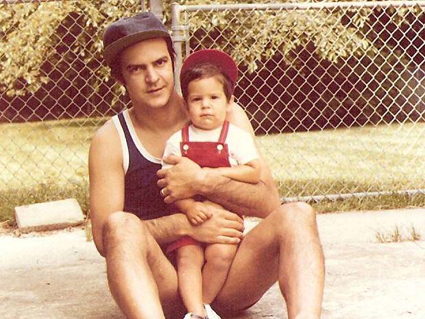 Mateus de jardineira e boné vermelho ao lado do pai João (Foto: Arquivo pessoal cedido para o TV Xuxa)