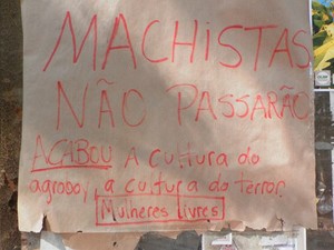 Cartaz feito em repúdio a ação discriminatória na Esalq Piracicaba (Foto: Claudia Assencio/G1)