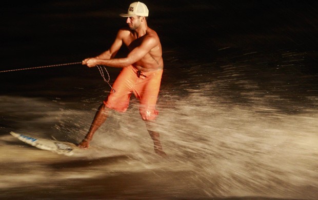Surf na pororoca (Foto: Tarso Sarraf / O Liberal)