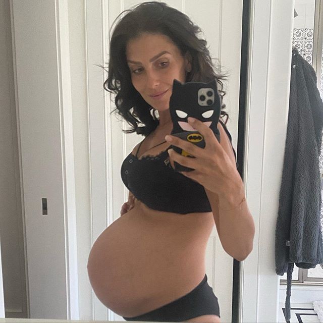 Hilaria Baldwin aos 8 meses de gravidez (Foto: Reprodução/Instagram)