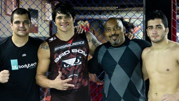 Bruno Silva (primeiro à esquerda) estreia no MMA lutando no Jungle Fight 58 (Foto: Divulgação/Arquivo Pessoal)