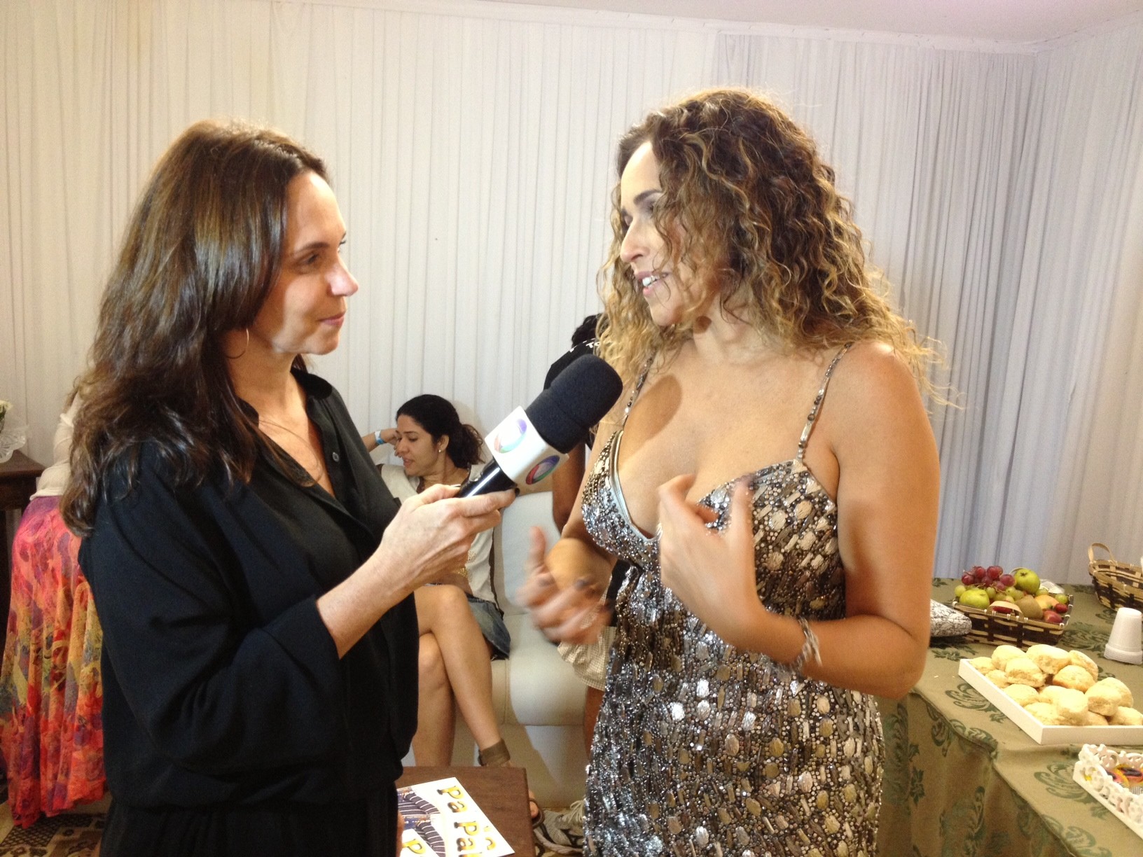 Malu Verçosa ao fundo enquanto Daniela é entrevistada durante evento em novembro (Foto: Arquivo QUEM)
