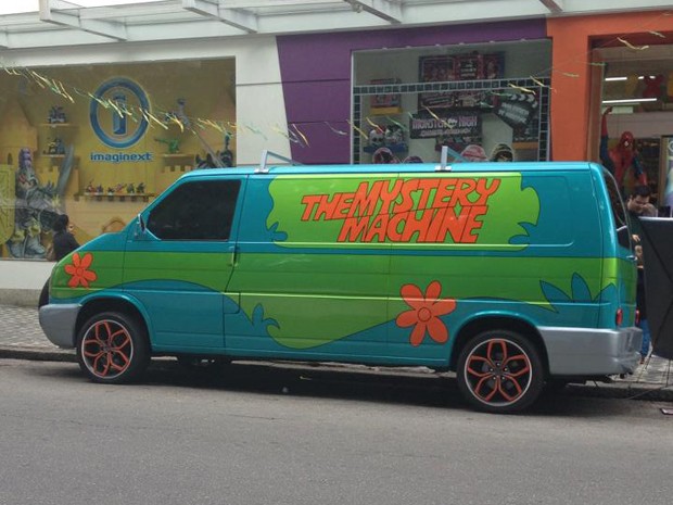 O famoso veículo da animação ‘Scooby-Doo’ esteve presente em Santos, no litoral de São Paulo, durante este sábado (20). A ‘Máquina do Mistério’ esteve aberta para que adultos e crianças pudessem visitar o interior da van e tirassem fotos (Foto: Joanna Flora / Arquivo Pessoal)