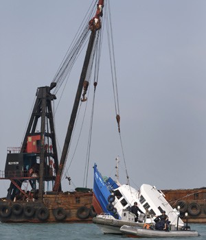 Colisão de barcas deixa 36 mortos em Hong Kong (Foto: Vincent Yu/AP)
