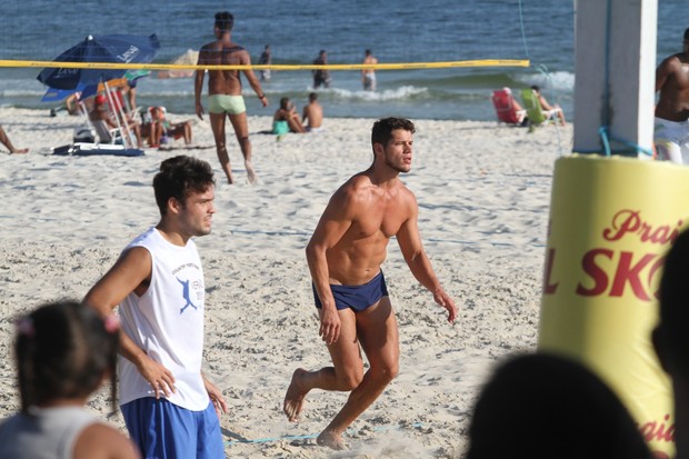 José Loreto jogando futevôlei na praia (Foto: Wallace Barbosa / Agnews)