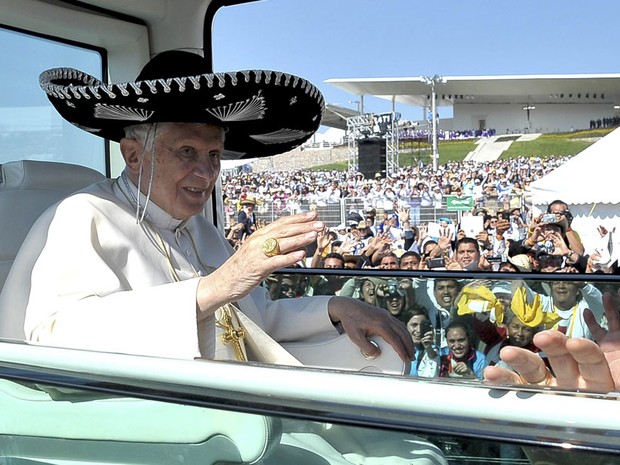 Em visita ao México, o papa Bento XVI chega para celebrar a missa de domingo (25) na cidade de Silao, usando um tradicional 'sombrero'. (Foto: Reuters/Osservatore Romano)