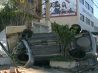 Carro capota e invade casa em Bangu (Reprodução/Tv Globo)