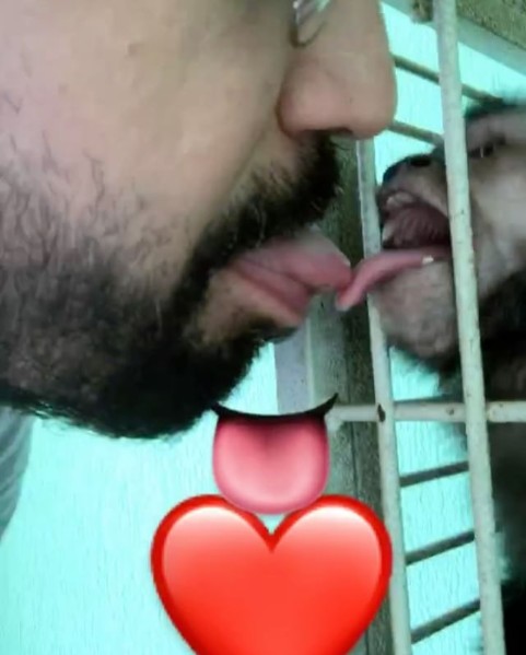 Latino dá beijo de língua em seu macaco (Foto: Reprodução/Instagram)