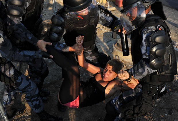 Manifestante foi detida e levada para a delegacia (Foto: Tasso Marcelo/AFP)