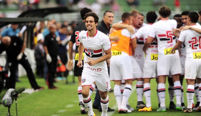 Rodrigo Caio comemora gol do São Paulo (Foto: Marcos Ribolli)