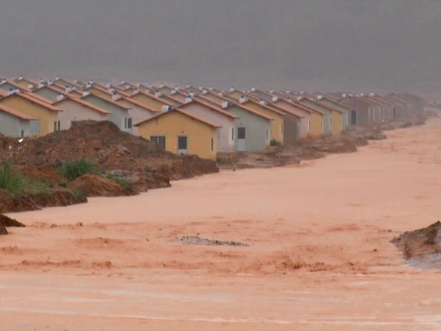 Casas foram contornadas por 'rio de lama'. (Foto: Reprodução/TV Tapajós)