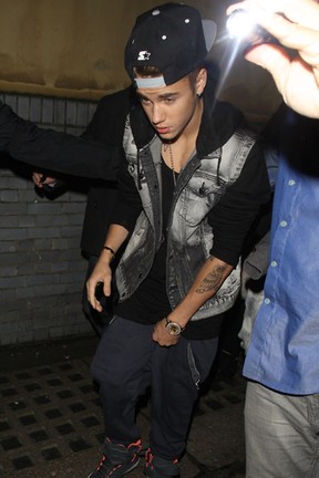 Justin Bieber deixa boate em Londres, na Inglaterra (Foto: Splash News/ Agência)