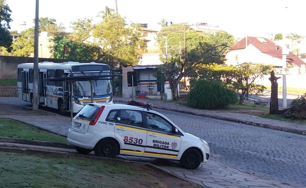 Brigada Militar faz segurança perto de onde ocorreu tiroteio que impedeu circulação de ônibus na Zona Sul de Porto Alegre (Foto: Otávio Daros/G1)