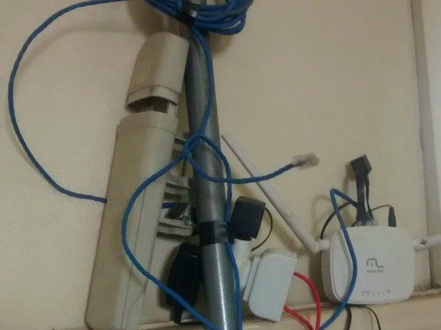 Antena e roteador foram achados dentro da unidade prisional (Foto: Polícia Civil/ Divulgação)