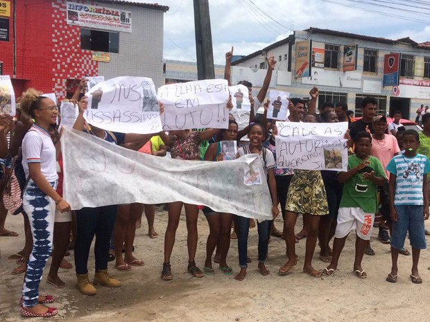 Com faixas e cartazes, familiares e amigos protestam na porta do fórum onde adolescentes estão sendo ouvidos (Foto: Rafael Teles/G1)