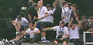 Corinthians sobe em trio elétrico para desfilar em SP; veja AO VIVO (Reprodução/GloboNews)
