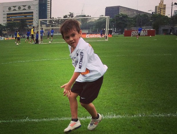 Montillo joga futebol com o filho (Foto: Reprodução / Instagram)