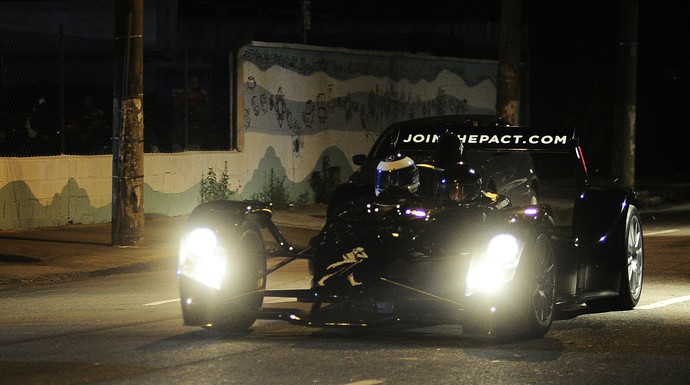 Mika Hakkinen em filmagem nas ruas de São Paulo (Foto: Marcos Ribolli)
