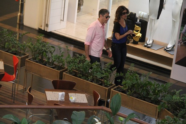 Fátima Bernardes e William Bonner vão às compras (Foto: Daniel Delmiro/ Agnews)