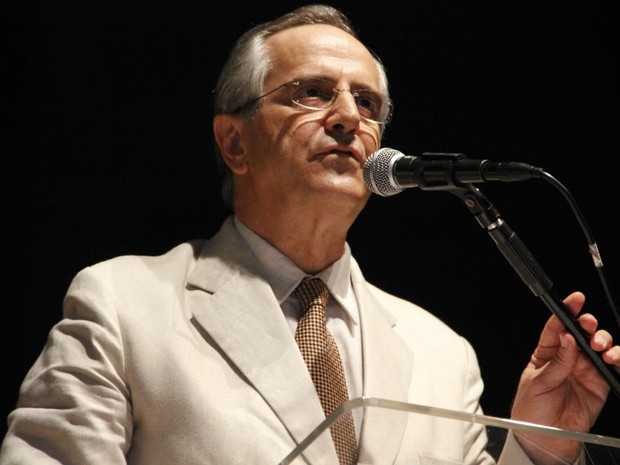 Altomani em seu discurso de posse no Teatro Municipal (Foto: Fabio Rodrigues/G1)