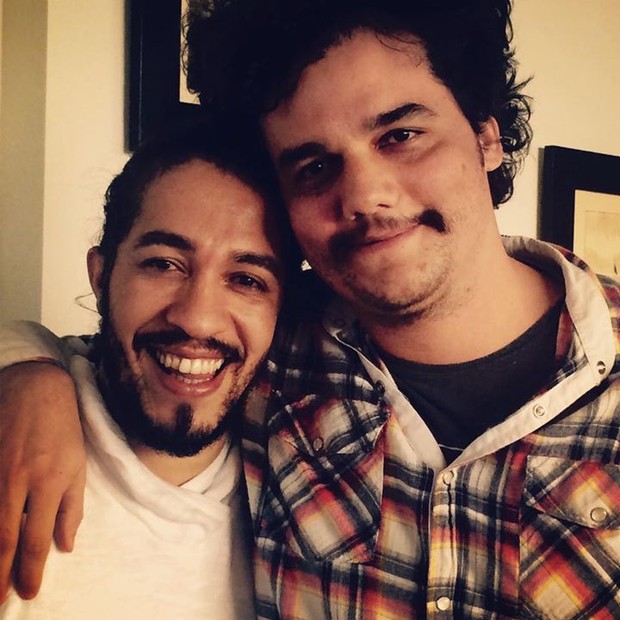 EGO Wagner Moura Exibe Visual Cheinho E Cabeludo Para Viver 