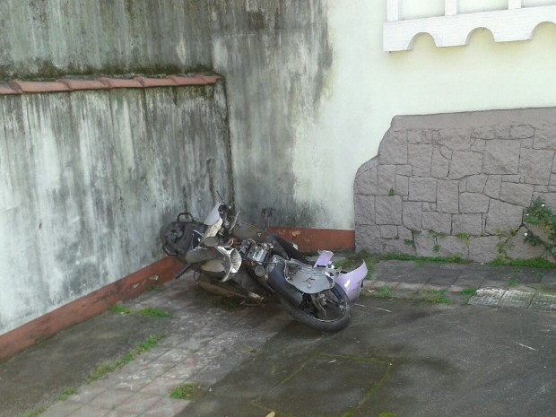 Motocicleta foi deixada em uma moto próxima ao local (Foto: Jéssica Bittencourt / G1)