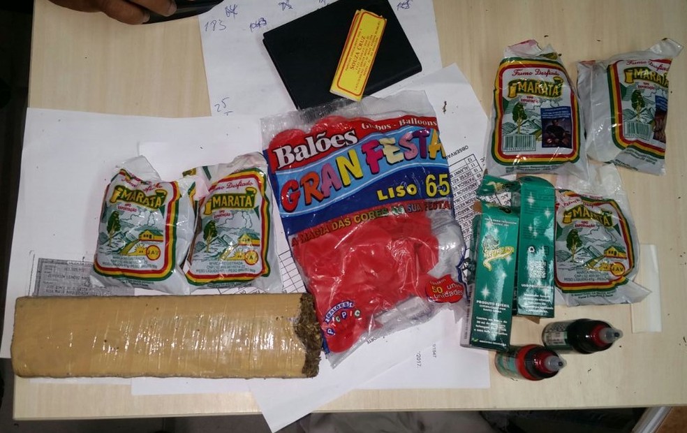 Polícia apreendeu maconha e produtos para cigarro que seriam arremessados para presos do PEP. (Foto: Divulgação / PM)