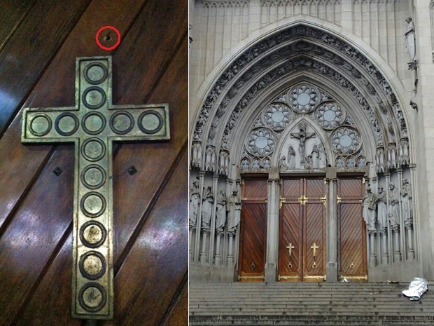 Buraco de bala (em destaque) foi periciado sobre cruz dourada no portão de entrada da Catedral da Sé (Foto: Paula Paiva Paulo/G1)