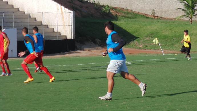 Técnico Leandro Sena participa de treinamento do Globo FC no Barretão  (Foto: Alexandre Filho/GloboEsporte.com)