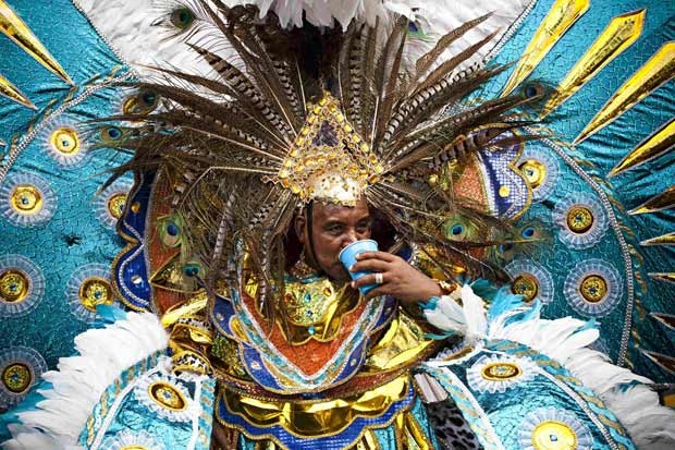 Pariticipante veste fantasia durante parada indígena; evento que celebra a cultura caribenha recebeu reforço policial este ano após episódios de violência em edições anteriores (Foto: Andrew Burton / Reuters)