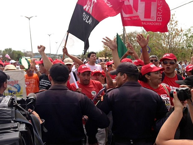 Manifestação em Cuiabá (Foto: Marcos Landim/TVCA)