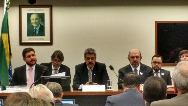 O dono da UTC, Ricardo Pessoa (dir.), ao lado do relator da CPI, deputado Luiz Sérgio, e do presidente da CPI, deputado Hugo Motta (Foto: Laís Alegretti/G1)