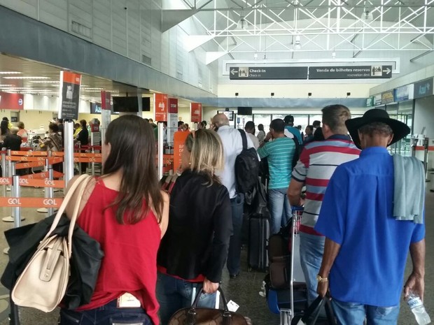 Após batida, passageiros precisaram pegar bagagem no aeroporto (Foto: Dayanne Saldana/ Arquivo Pessoal)