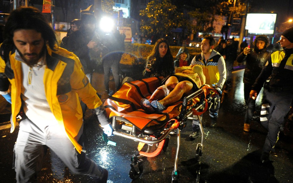 Mulher ferida é retirada por paramédicos do clube Reina, em Istambul, após ataque durante comemoração do Ano Novo (Foto: Murat Ergin/Ihlas News Agency via Reuters)