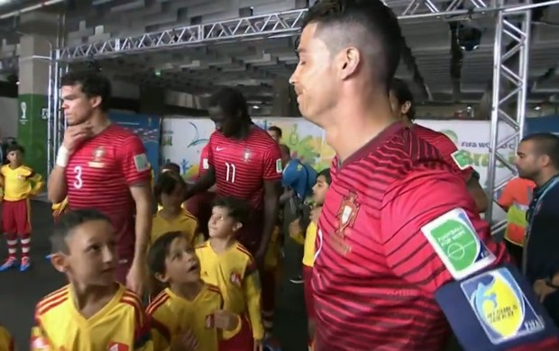 Menino pede abraço de Cristiano Ronaldo em Gana Portugal (Foto: Reprodução SporTV)