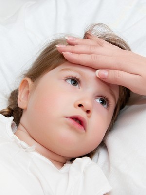 Criança doente com dor de cabeça (Foto: Shutterstock)